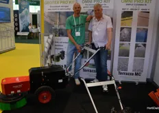 Father and son Dieter and Dany Mestdag, showing the E-geotex pro. Yes, E so an electric version of the geotextile cleaner. the battery last up to 8 hours, so good for a days work. And no fumes in your greenhouse while working.